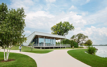 A picture of the back of Lakeshore 4 seasons building with its beautiful windows facing the river